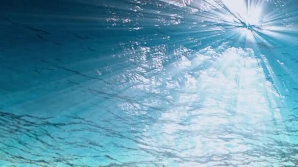 Underwater background,Rays of light make their way through ocean waves from looping animation High quality Light rays shining through. Great popular marine Background. seamless loop 4k uhd definition — Wideo stockowe