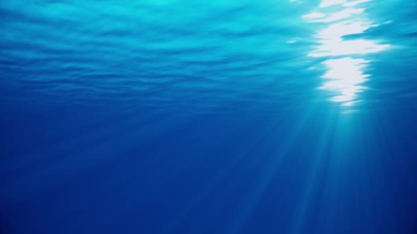 Вид підводного моря з природними світловими променями, що сяють крізь воду блискучою і рухомою поверхнею, причинно-наслідковими, бульбашками і піною, ідеально підходить для фону і цифрової композиції — стокове відео