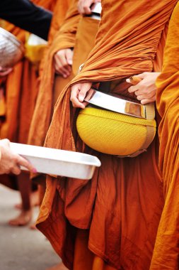 Nongkhai city, Tayland, thailand, sabah, 20 Ekim 2013: Tay insanlar gıda Tay keşiş için vermek