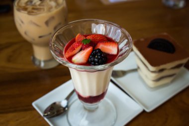 Çilekli pasta musse