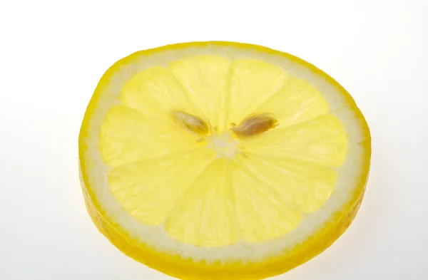 Красивый ломтик лимона — стоковое фото