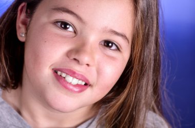 Gerçek kız ama düşünceli gülümseyen