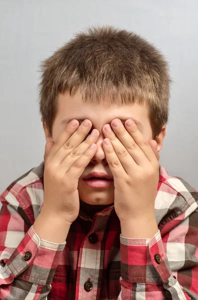 Niño haciendo caras feas 24 — Foto de Stock