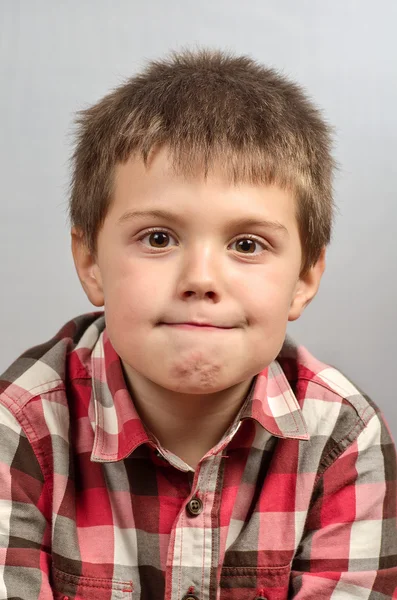 Niño haciendo caras feas 3 — Foto de Stock