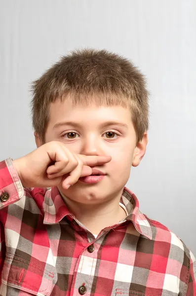 Niño haciendo caras feas 26 —  Fotos de Stock