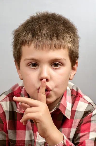 Niño haciendo caras feas 17 — Foto de Stock