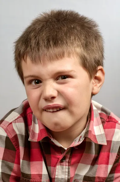 Niño haciendo caras feas 1 —  Fotos de Stock