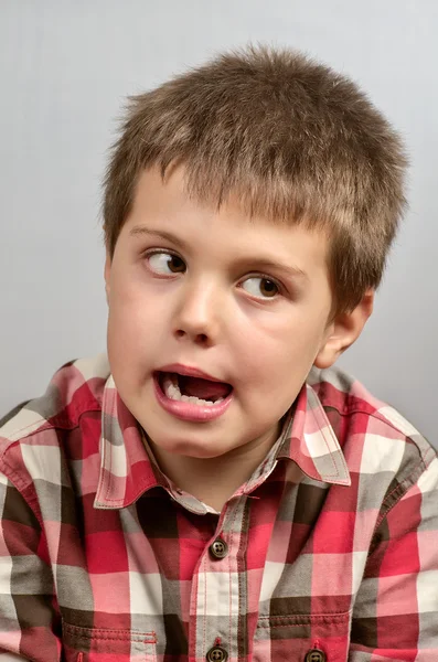 Дитина робить потворні обличчя 8 — стокове фото