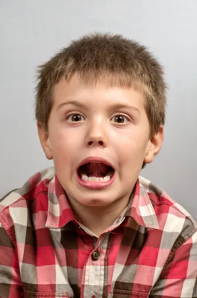 Дитина робить потворні обличчя 4 — стокове фото