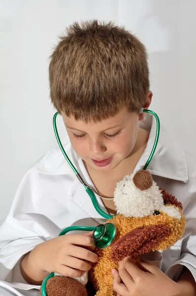 Enfant souriant avec stéthoscope vert — Photo