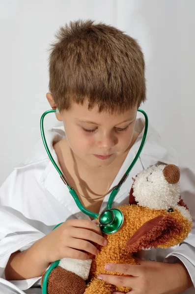 Niño jugando doctor —  Fotos de Stock