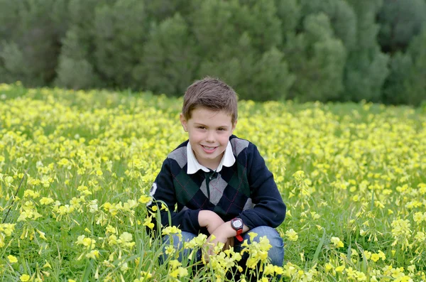 Dziecko wśród kwiatów — Zdjęcie stockowe