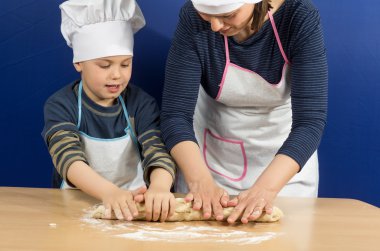 Anne ve oğlu 9 pizza yapma