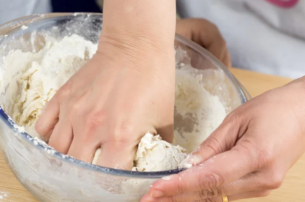 Mãe e filho fazendo uma pizza 2 — Fotografia de Stock