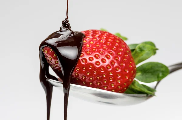 Aardbeien met chocolade — Stockfoto