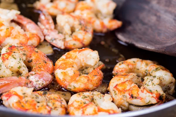 Cozinhar com camarão e alho — Fotografia de Stock