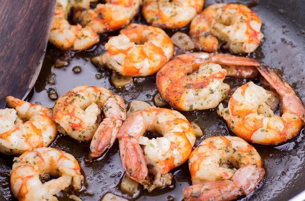 Koken met garnalen — Stockfoto