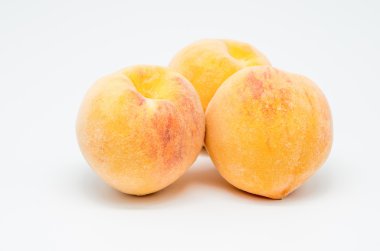 Üç şeftali lezzetli