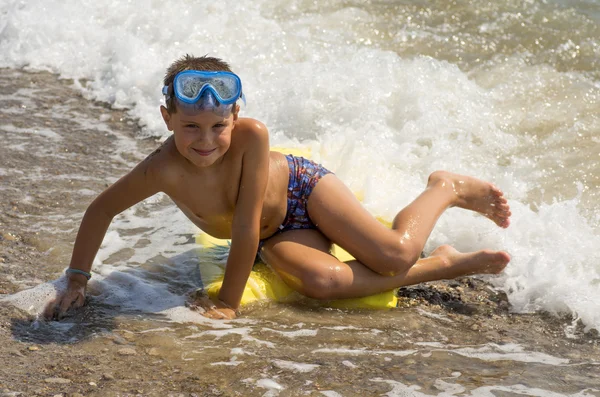 Barnesurfing på strand 2 – stockfoto