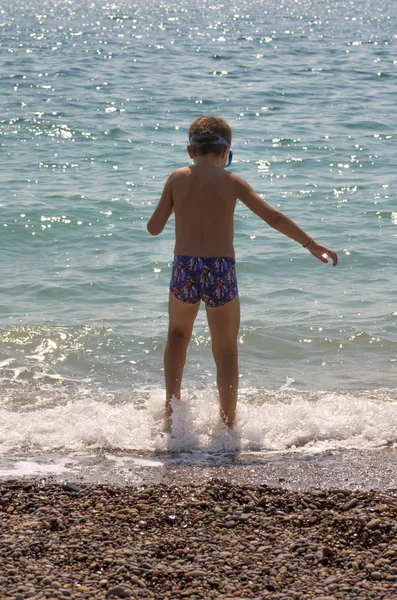 Niño divirtiéndose en la playa 14 — Foto de Stock