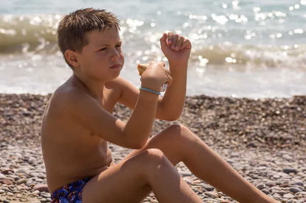 Çocuk sahilde 18 eğleniyor — Stok fotoğraf