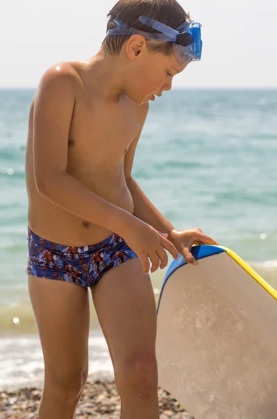 Niño divirtiéndose en la playa 2 — Foto de Stock