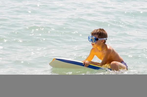 Çocuk 5 plajda sörf — Stok fotoğraf