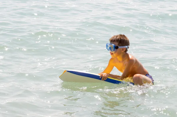 Barnesurfing på strand 5 – stockfoto