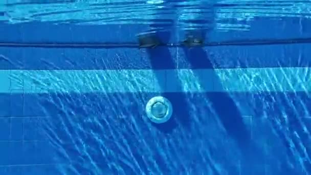 Прыгун с акваланга делает гигантский шаг — стоковое видео