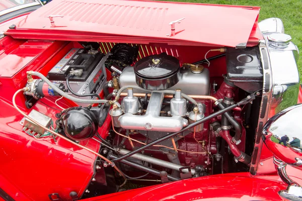 旧的 mg 汽车引擎 — 图库照片