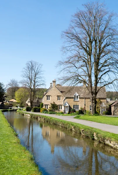 Cottages by a stream — Stock Photo, Image