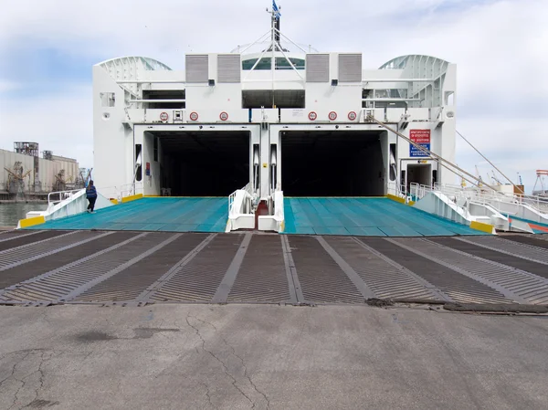 Transbordeur de passagers et véhicules — Photo