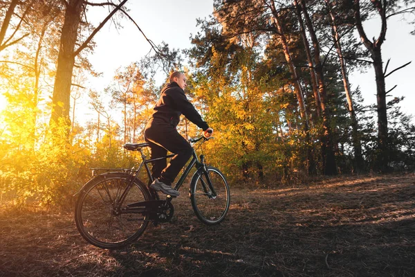 Sonbahar Ormanında Gün Batımında Bisikletli Bir Adam — Stok fotoğraf