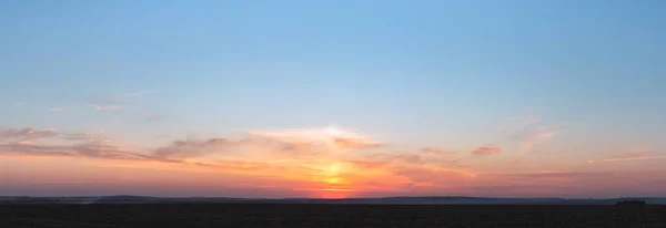 Panorama Coucher Soleil Avec Nuages Framboises Sur Fond Ciel Bleu — Photo