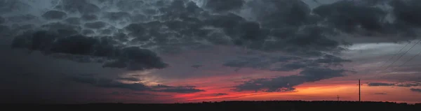Solnedgång Panorama Med Hallon Moln Över Liten Stad Mot Blå — Stockfoto