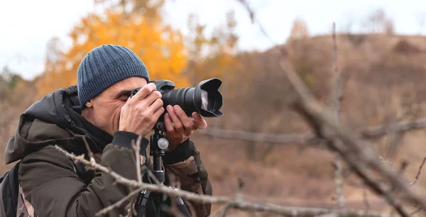 Вид Спереду Молодого Чоловіка Фотографа Який Фотографує Осінньому Лісі — стокове фото