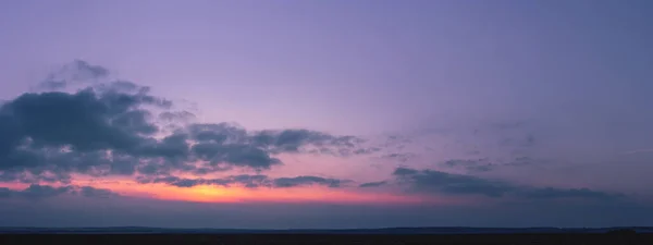 Puesta Sol Púrpura Con Sol Detrás Las Nubes Cielo Nublado — Foto de Stock