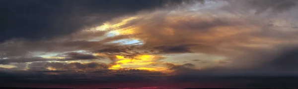 Panorama Dramatycznego Kolorowego Zachodu Słońca Ciemnymi Jasnymi Chmurami Promienie Słońca — Zdjęcie stockowe