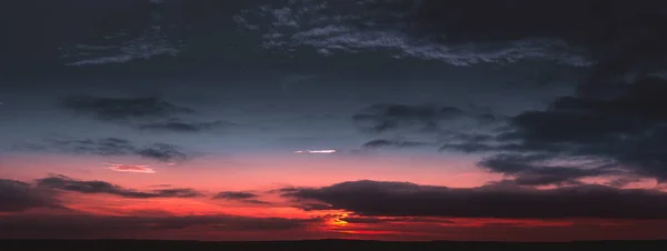 Panorama Colorido Atardecer Dramático Con Nubes Oscuras Brillantes Los Rayos — Foto de Stock