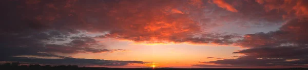 Panorama Coucher Soleil Spectaculaire Coloré Avec Des Nuages Sombres Brillants — Photo