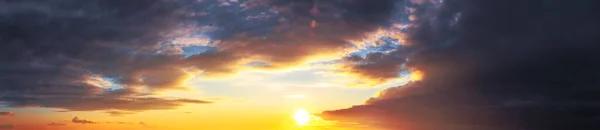 Panorama Coucher Soleil Spectaculaire Coloré Avec Des Nuages Sombres Brillants — Photo
