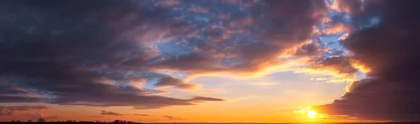 Panorama Colorido Atardecer Dramático Con Nubes Oscuras Brillantes Los Rayos — Foto de Stock