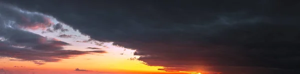 Panorama Colorido Atardecer Dramático Con Nubes Oscuras Brillantes Los Rayos — Foto de Stock