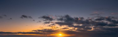 Gökyüzü günbatımı arka plan manzarası. Akşam gün batımı gökyüzü ve sabah güneşi fotokopi alanı ile renklendirilmiş şehirde. Boş güzel gökyüzü