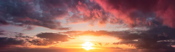 Coucher Soleil Jaune Chaud Des Nuages Gris Panorama Ciel Spectaculaire — Photo