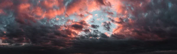 Atardecer Oscuro Dramático Panorama Nubes Lluvia Oscura Noche Rico Cielo — Foto de Stock