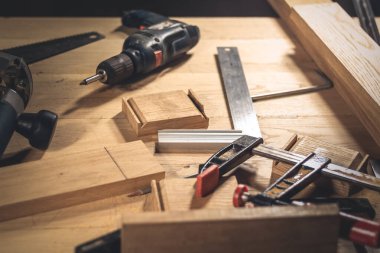 Farklı inşaat araçları ile ahşap Pano bakım ve reparing kavramı üzerinde ev yenileme için el aletleri.