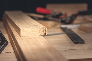 Farklı inşaat araçları ile ahşap Pano bakım ve reparing kavramı üzerinde ev yenileme için el aletleri.