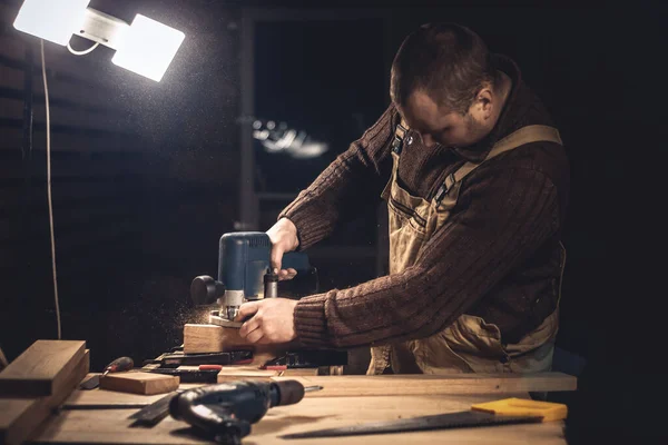 Чоловік Виготовляє Вироби Дерева Допомогою Спеціальних Інструментів Портрет Молодого Теслі — стокове фото