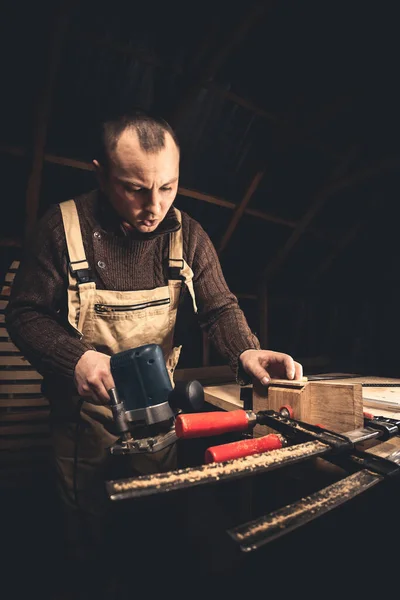 Uomo Produce Prodotti Legno Con Aiuto Strumenti Speciali Ritratto Giovane — Foto Stock